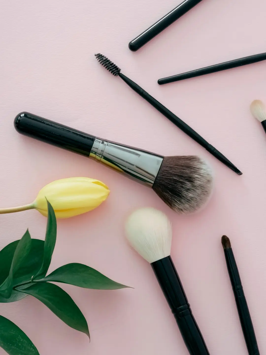 Pincel de blush e compacto sobre bancada clara, luz natural suave