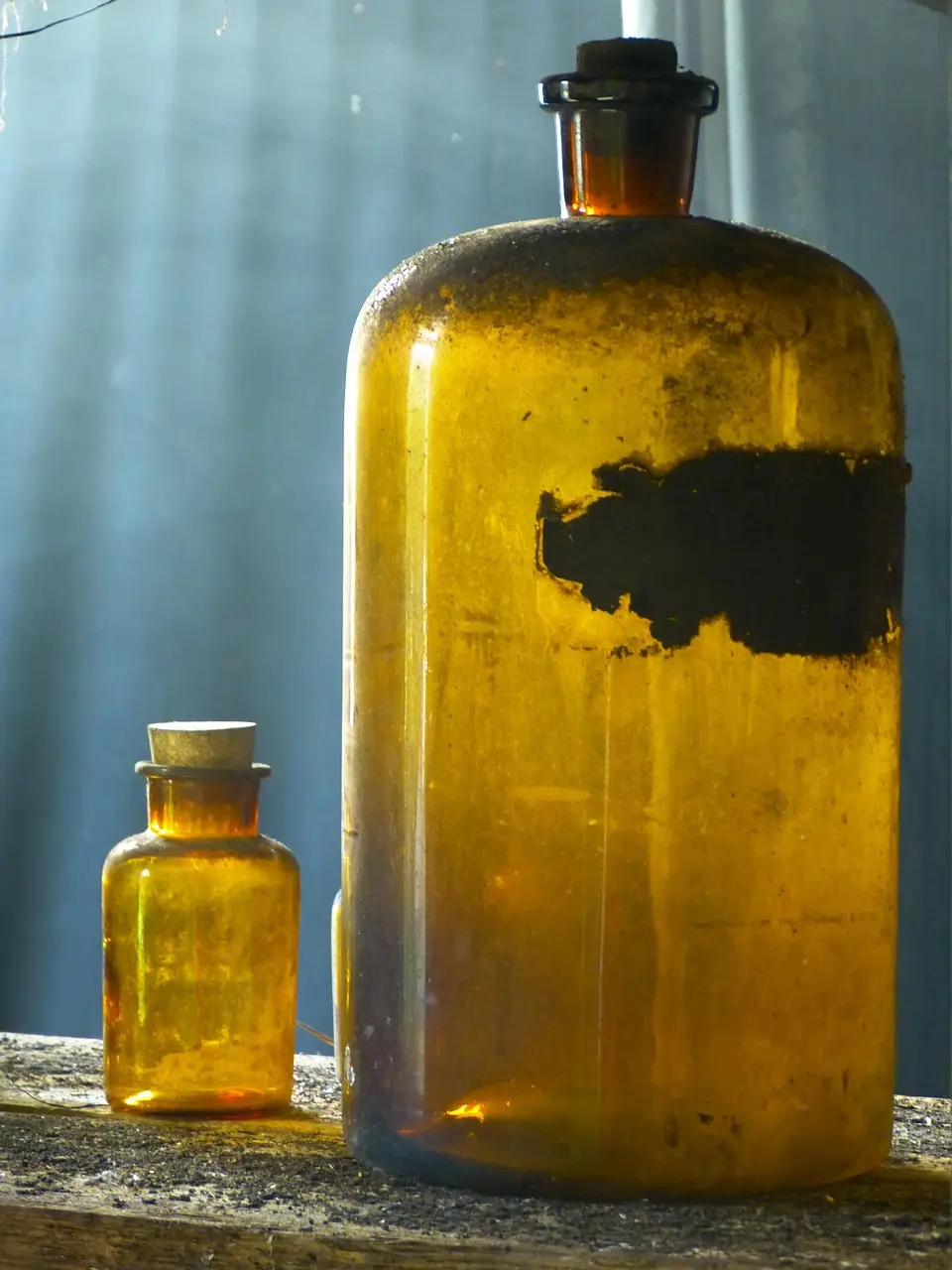 Frascos de dermocosméticos alinhados em prateleira clara de farmácia, luz suave