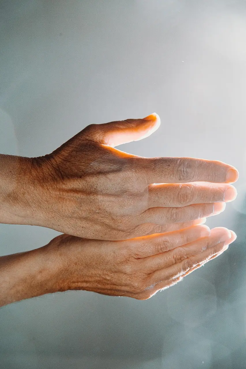 Close do rosto de uma mulher de pele parda em luz natural, pele sem maquiagem
