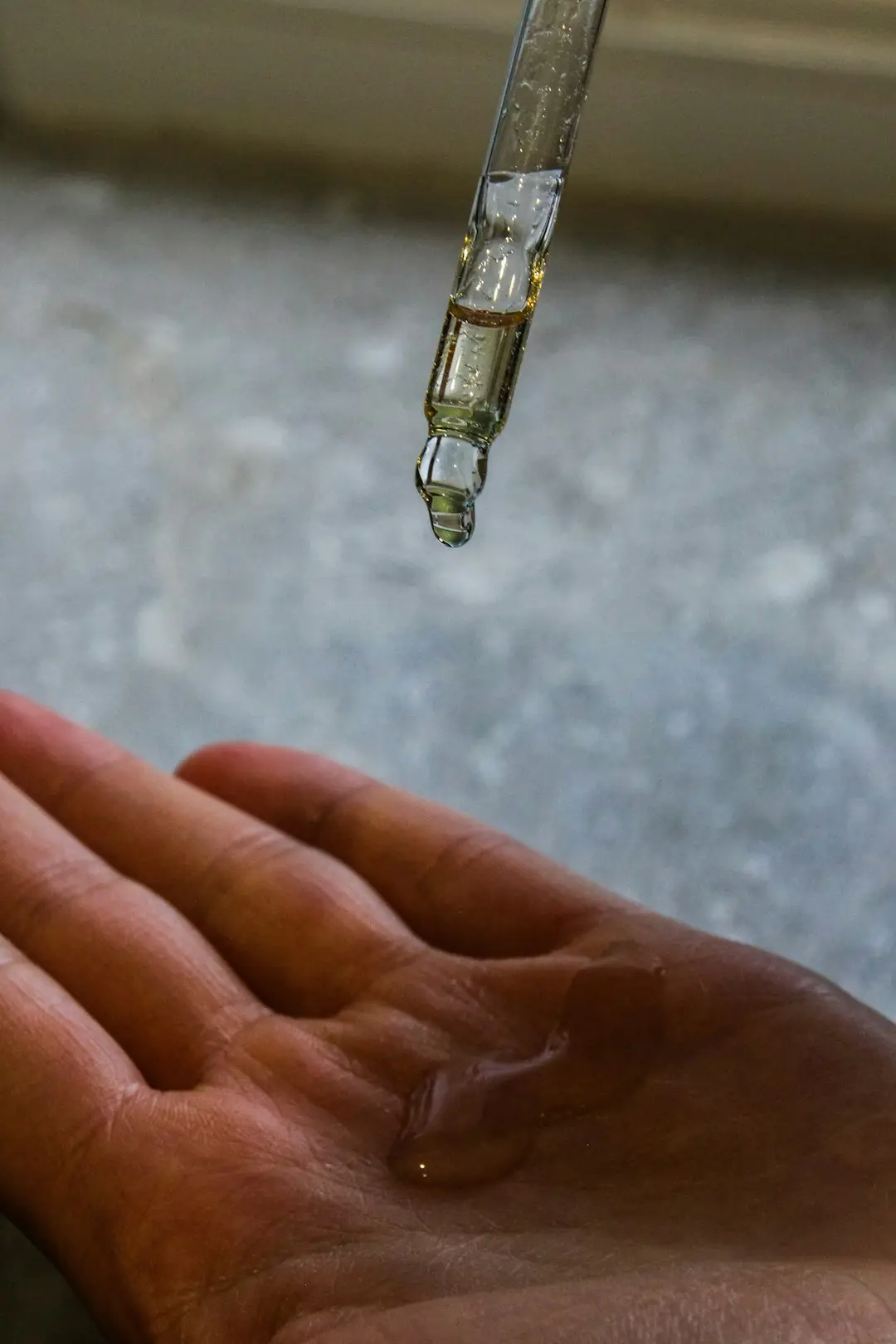 Aquecer o sérum na palma antes de aplicar: por que esse gesto muda tudo